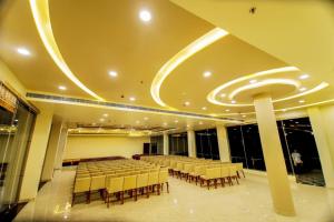 una grande stanza con sedie e tavoli di Hotel Amar Vilas a Bharatpur