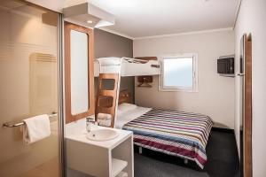 ein kleines Zimmer mit einem Etagenbett und einem Waschbecken in der Unterkunft SUN1 BEREA in Johannesburg