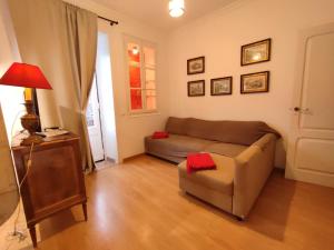a living room with a couch and a table at Casas da Biquinha in Sintra