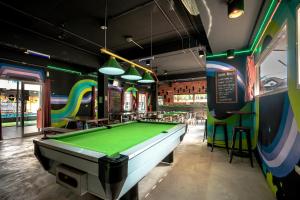 Ein Billardtisch in der Unterkunft Mad Monkey Chiang Mai