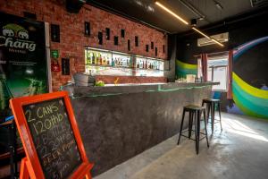 Lounge oder Bar in der Unterkunft Mad Monkey Chiang Mai