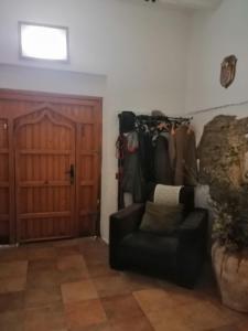 sala de estar con sofá y armario en CAL BENAIGES, en 