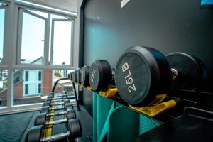 Das Fitnesscenter und/oder die Fitnesseinrichtungen in der Unterkunft Mad Monkey Chiang Mai