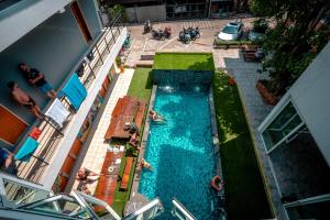 Der Swimmingpool an oder in der Nähe von Mad Monkey Chiang Mai