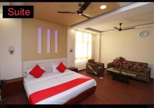 1 dormitorio con 1 cama grande y sala de estar en hotel dreamland en Haridwār