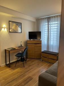 een slaapkamer met een bureau en een bed en een bureau met een computer bij Parkhotel am Schloss Machern in Machern