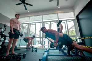 Das Fitnesscenter und/oder die Fitnesseinrichtungen in der Unterkunft Mad Monkey Chiang Mai