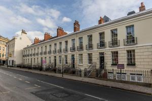 uma fila de edifícios brancos numa rua da cidade em Stunning 2 Bed in the Centre of Cheltenham! em Cheltenham