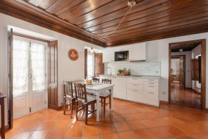 a kitchen with a table and chairs in a room at Casa Da Avo Genoveva in Tomar