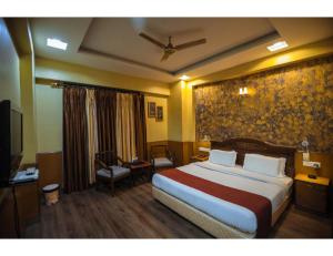 een hotelkamer met een bed en een televisie bij A P Residency,Ambala in Ambala