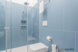 een badkamer met een douche en een toilet bij Dimora Abate Gimma by Apulia Accommodation in Bari
