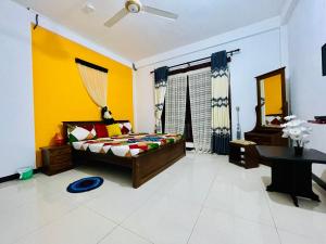 1 dormitorio con cama y escritorio. en Rathnayake Rest, en Badulla