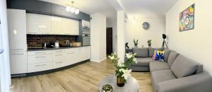 un soggiorno con divano e cucina di Rydygiera14 a Breslavia Altre 25 foto