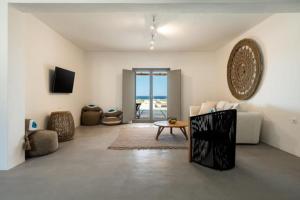 ein Wohnzimmer mit einem Sofa und einem Tisch in der Unterkunft Villa Lenny in Parikia