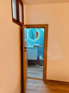baño con espejo y lavabo en Casa Olivia, Luxurious Village House with Sauna and Jacuzzi, en Finestrat