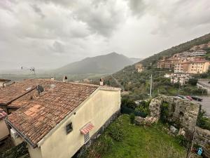 une vue sur un bâtiment avec une montagne en arrière-plan dans l'établissement Antica dimora l'Archetto, à Prossedi