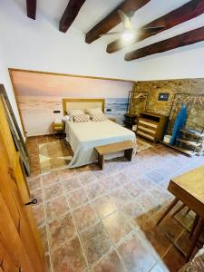 een slaapkamer met een bed en een tafel in een kamer bij Casa de pueblo en Palamós in Palamós