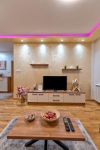 TV i/ili multimedijalni sistem u objektu Royal Apartman