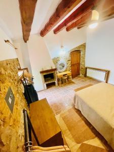 a bedroom with a bed and a desk in a room at Casa de pueblo en Palamós in Palamós