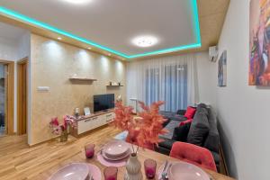 TV i/ili multimedijalni sistem u objektu Royal Apartman