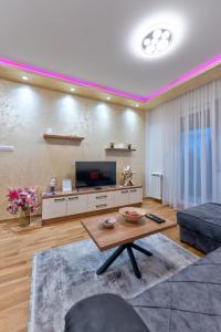 TV i/ili multimedijalni sistem u objektu Royal Apartman