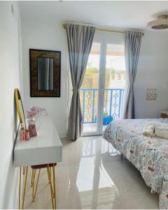 um quarto com uma cama e uma mesa com um espelho em Casa Muralla del Alcazar Viejo em Córdoba