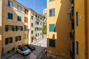 une vue depuis une ruelle située entre deux bâtiments dans l'établissement La Casa di Aurora, à Maiori