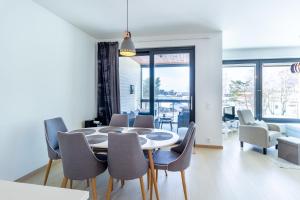 una sala da pranzo con tavolo e sedie di Regatta Seaside Suite in Hanko a Hanko