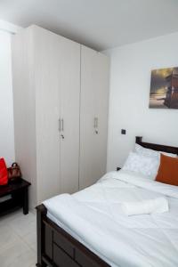 Postel nebo postele na pokoji v ubytování Classy two bedroom Airbnb with swimming pool