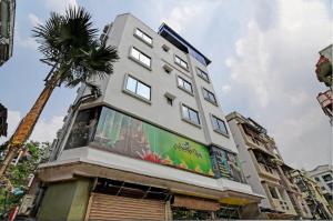 een hoog gebouw met een muurschildering aan de zijkant bij Hotel Divine Chariot in kolkata