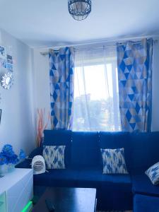 Posezení v ubytování Classy two bedroom Airbnb with swimming pool