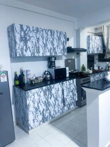 Kuchyň nebo kuchyňský kout v ubytování Classy two bedroom Airbnb with swimming pool