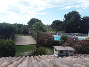 Blick auf den Garten und den Pool in der Unterkunft La maison des enfants in Mèze