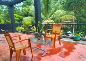 medahena في تانجالي: كرسيين وطاولة على الفناء