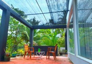 medahena في تانجالي: فناء بثلاث كراسي وسقف زجاجي