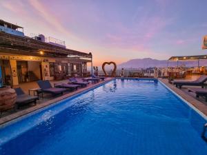 Bazén v ubytování Thebes Hotel nebo v jeho okolí