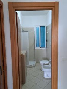 baño con 2 aseos y lavamanos en Villa Giulia, en Ostuni