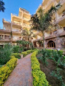 een groot gebouw met een loopbrug ervoor bij Thebes Hotel in Luxor