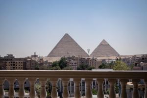 a view from the balcony of the pyramids of giza at شقه فندقيه مواجهه للأهرامات. Hotel Apartment in Cairo