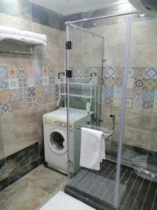 a washing machine in a bathroom with a shower at شقه فندقيه مواجهه للأهرامات. Hotel Apartment in Cairo
