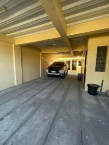 un garaje con un coche aparcado en él en Apartment 2 in Bacolor near San Fernando, en Bacolor