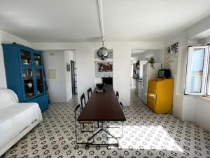 Zen House في سينيس: غرفة مع طاولة وكراسي ومطبخ