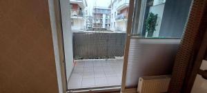 una puerta abierta a un balcón con vistas a un patio en Apartament na Bałtyckiej en Kołobrzeg