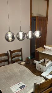 エクスマウスにあるHamilton houseのテーブルと四灯付きの部屋