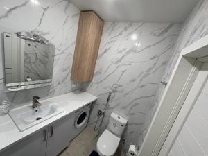 Kúpeľňa v ubytovaní ApartPlus Truskavets - Затишні апартаменти