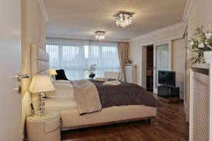 Un pat sau paturi într-o cameră la Penthouse Mülheim- Ruhr - Zentral - Edel - Luxus pur