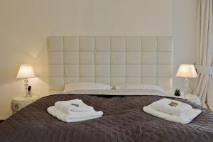 um quarto com uma cama com toalhas em Penthouse Mülheim- Ruhr - Zentral - Edel - Luxus pur em Mülheim an der Ruhr