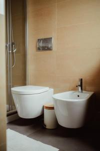 a bathroom with a toilet and a sink and a shower at Seascape Apúlia in Apúlia +21 photos