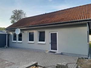 a white house with a red roof at Ferienhaus im Grünen in Wendorf