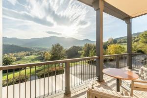 uma varanda com uma mesa e vista para as montanhas em Salsomaggiore Golf Guest House em Salsomaggiore Terme